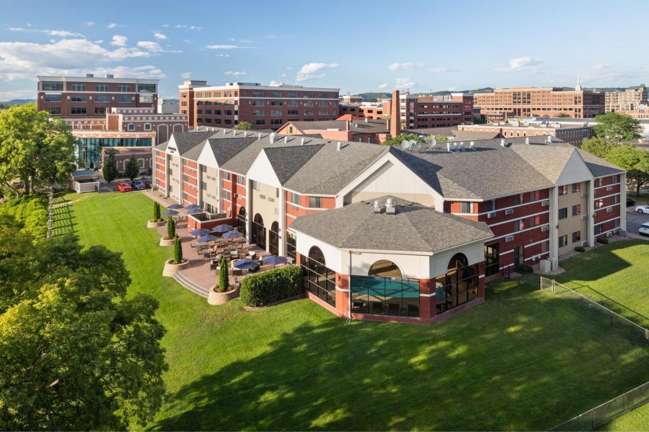 Courtyard La Crosse Downtown/Mississippi Riverfront Exterior photo